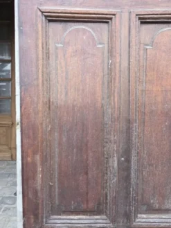 Porte d'entrée ancienne en chêne massif avec bâti