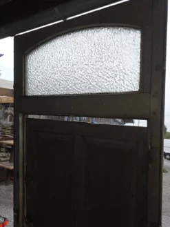 Porte d'entrée ancienne en chêne massif avec bâti