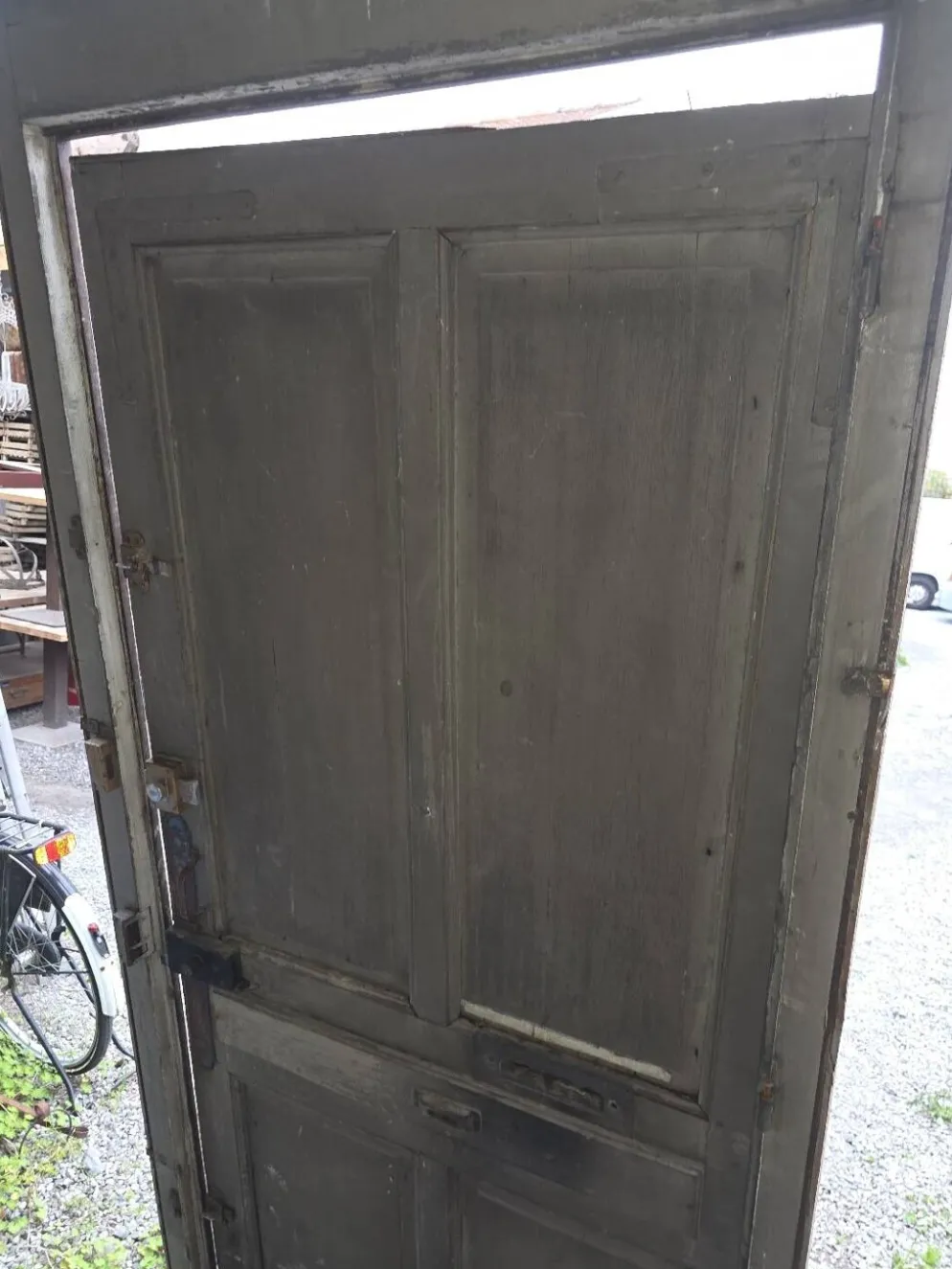 Porte d'entrée ancienne en chêne massif avec bâti