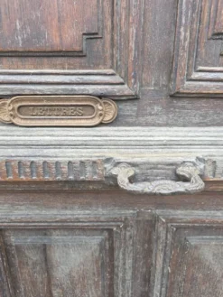Porte d'entrée ancienne en chêne massif avec bâti