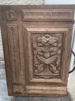 Porte de placard, panneau décoratif en bois coupé de fruit sculpté ancien