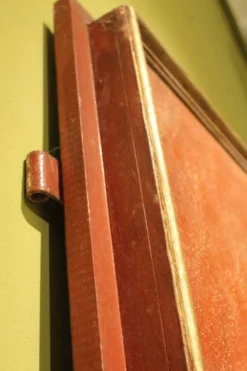 Porte en bois laquée et dorée avec cadre en faux porphyre rouge italien du 20ème siècle