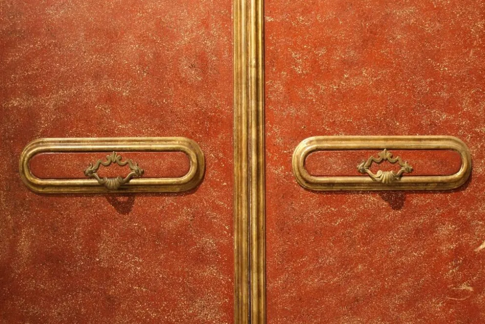 Porte en bois laquée et dorée avec cadre en faux porphyre rouge italien du 20ème siècle