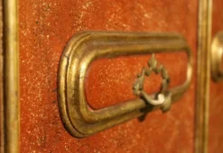 Porte en bois laquée et dorée avec cadre en faux porphyre rouge italien du 20ème siècle