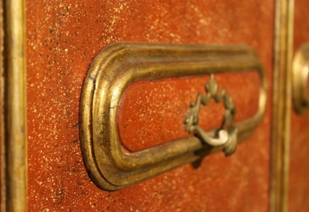 Porte en bois laquée et dorée avec cadre en faux porphyre rouge italien du 20ème siècle