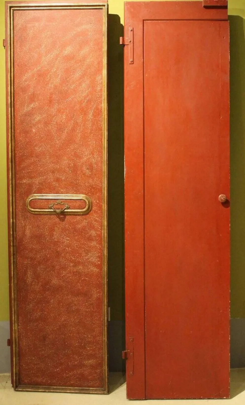 Porte en bois laquée et dorée avec cadre en faux porphyre rouge italien du 20ème siècle