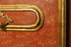 Porte en bois laquée et dorée avec cadre en faux porphyre rouge italien du 20ème siècle