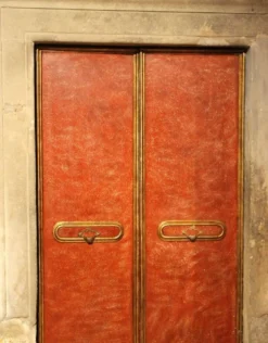 Porte en bois laquée et dorée avec cadre en faux porphyre rouge italien du 20ème siècle