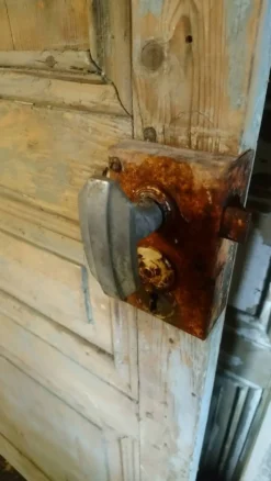 Porte en pin décapée