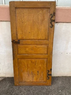 Porte intérieure en sapin peint