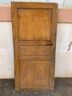 Porte intérieure en sapin peint