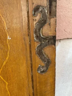 Porte intérieure en sapin peint