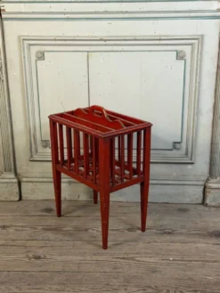 Porte journaux en bois, patine rouge, Angleterre vers 1900