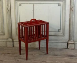 Porte journaux en bois, patine rouge, Angleterre vers 1900