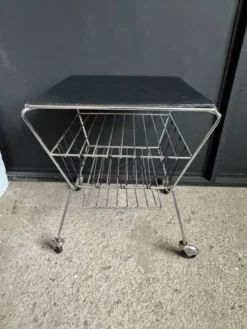Porte journaux à roulettes années 50