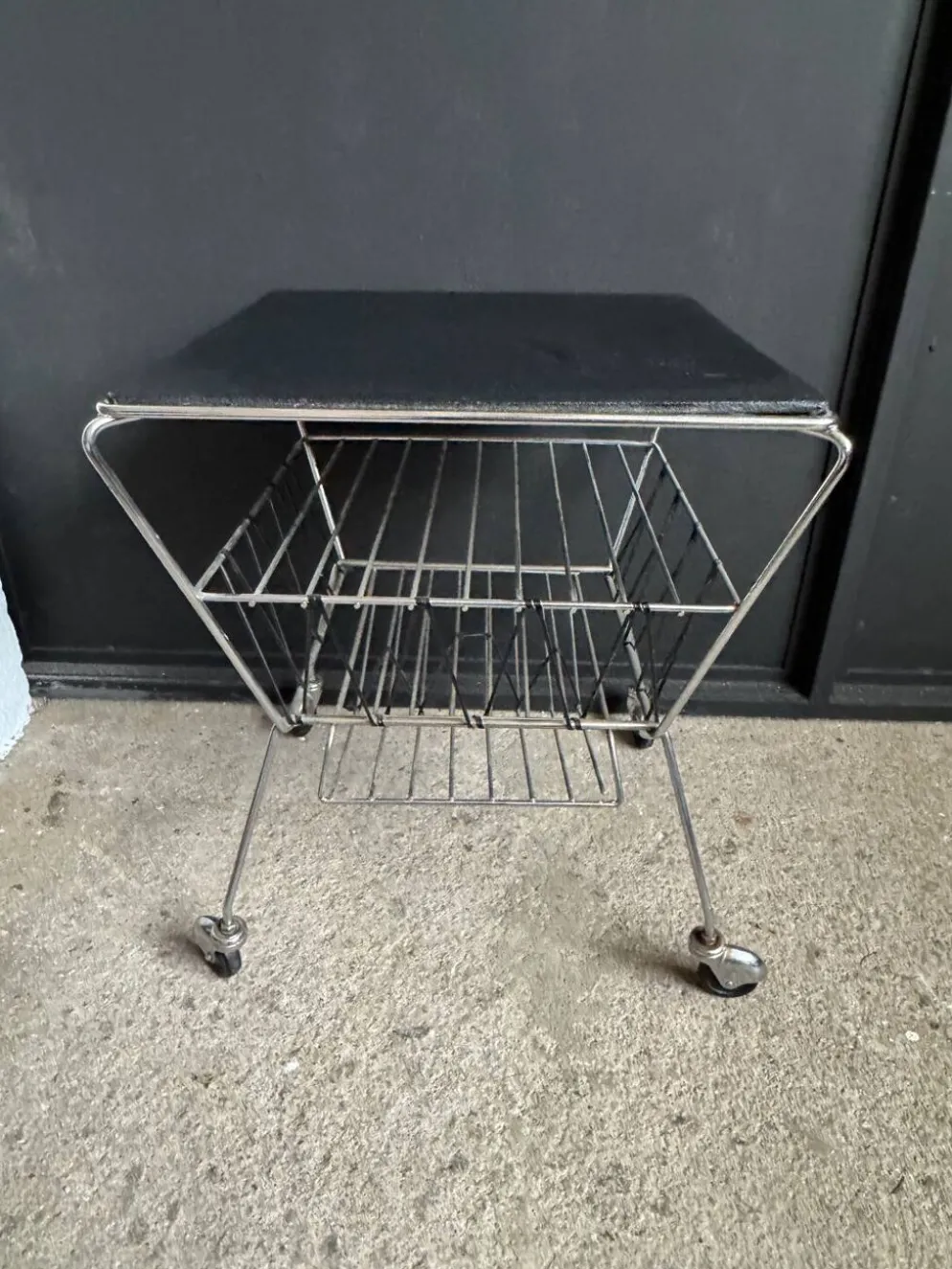 Porte journaux à roulettes années 50