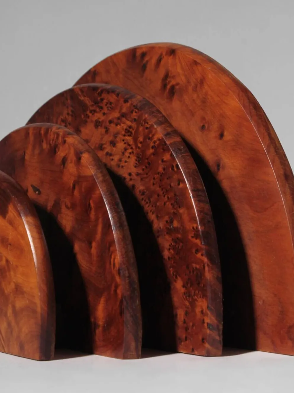 Porte-lettres en bois de noyer Art Déco