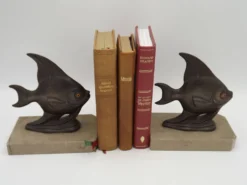 Porte-livres vintage français Art Déco en forme de poisson - Porte-livres en marbre et en spelter