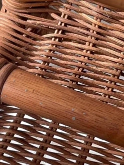 Porte-magazine en bois tourné et rotin marron clair
