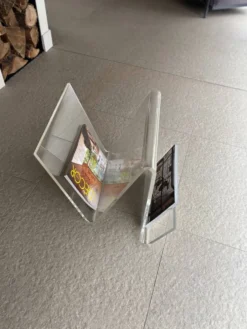 Porte-magazines design asymétrique en acrylique transparent, 70s