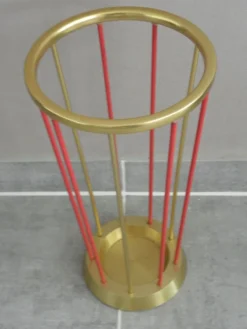 Porte parapluie doré et rouge