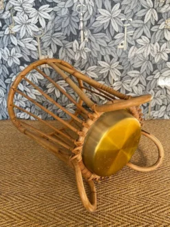 Porte-parapluie en bambou et rotin avec plateau en métal, dans le style de Franco Albini, Italie, années 1960.