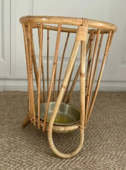 Porte-parapluie en bambou et rotin avec plateau en métal, dans le style de Franco Albini, Italie, années 1960.