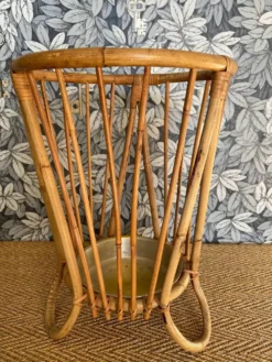 Porte-parapluie en bambou et rotin avec plateau en métal, dans le style de Franco Albini, Italie, années 1960.