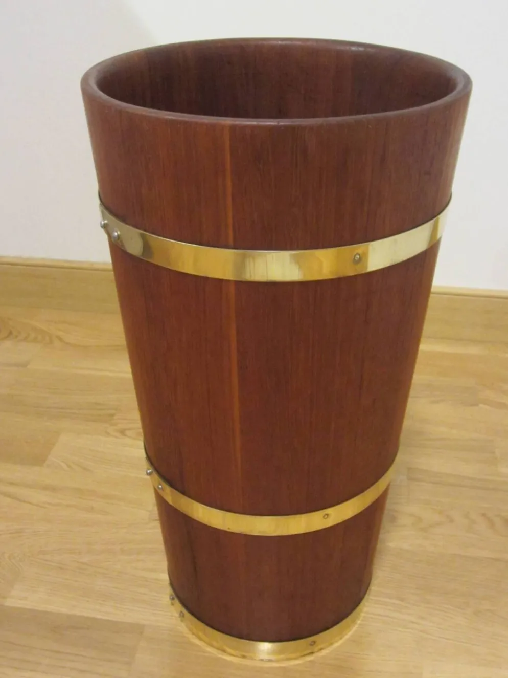 Porte-parapluie scandinave en teck massif et laiton