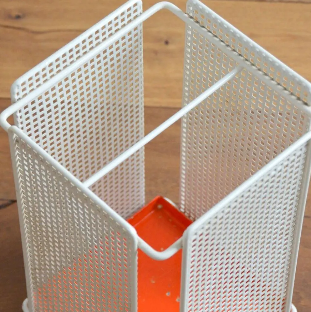 Porte-parapluies moderniste en métal perforé années 60 / 70