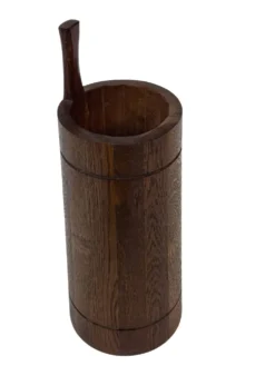 Porte-parapluie vintage en chêne, panier de rangement au design minimaliste des années 60.
