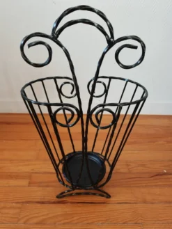 Porte-parapluie vintage en fer torsadé – années 60