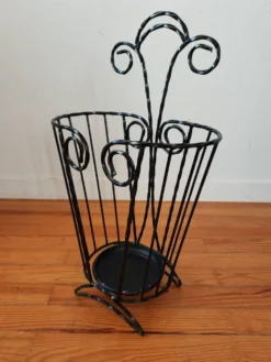 Porte-parapluie vintage en fer torsadé – années 60