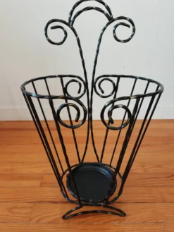 Porte-parapluie vintage en fer torsadé – années 60