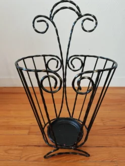 Porte-parapluie vintage en fer torsadé – années 60