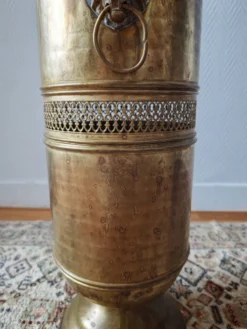 Porte-parapluie vintage en laiton massif patiné– anses tête de lion