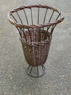 Porte parapluie vintage en rotin et osier tressé et acier