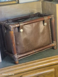 Porte revue cuire