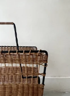 Porte revue en fer forgé noir et rotin dlg Raoul Guys, 1950