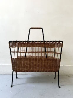 Porte revue en fer forgé noir et rotin dlg Raoul Guys, 1950