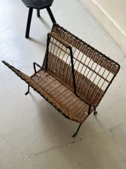 Porte revue en fer forgé noir et rotin dlg Raoul Guys, 1950