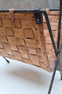 Porte revue en métal et bois