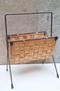 Porte revue en métal et bois