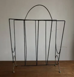 Porte revue midcentury poétique en métal noir