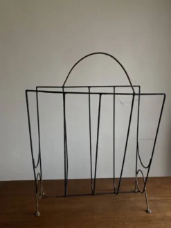 Porte revue midcentury poétique en métal noir