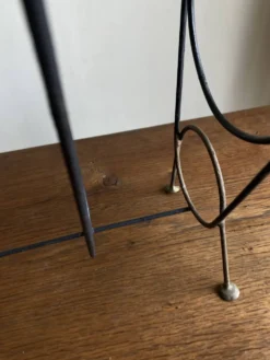 Porte revue midcentury poétique en métal noir