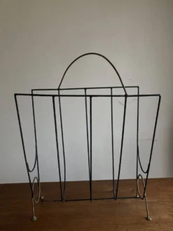 Porte revue midcentury poétique en métal noir