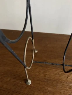 Porte revue midcentury poétique en métal noir