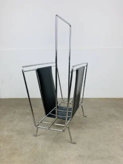 Porte-revues chrome et cuir noir, années 70