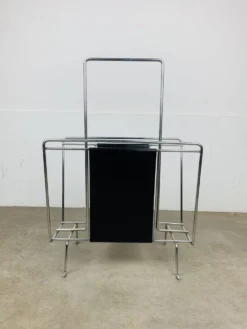 Porte-revues chrome et cuir noir, années 70